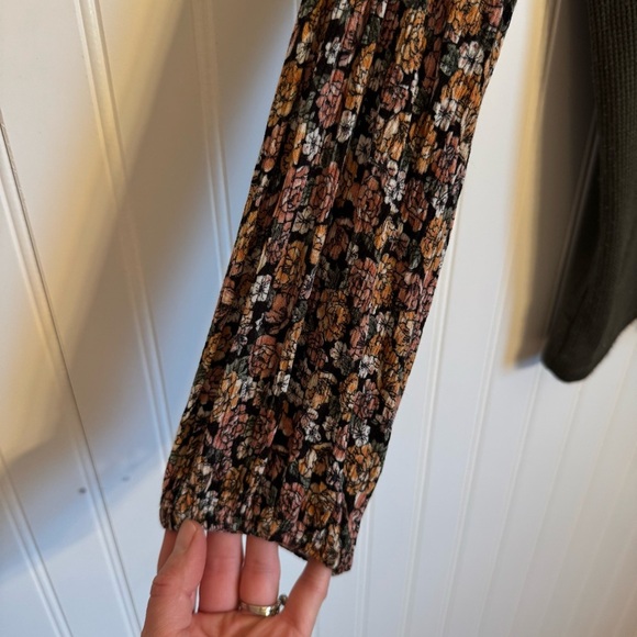 Daytrip Dusty Olive Floral Sleeve Side Tie Long Sleeve Women’s Size Medium - Picture 7 of 14